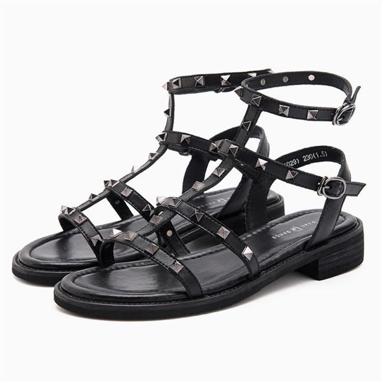 Size:4.5-8 Women Fashion Solid Color Rivet Decorative Sandals